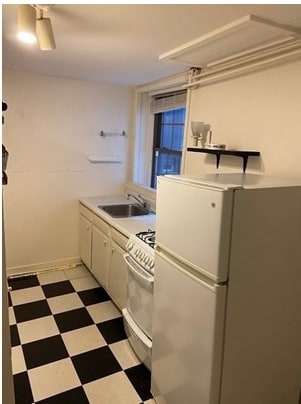 Building Photo - 52 River St