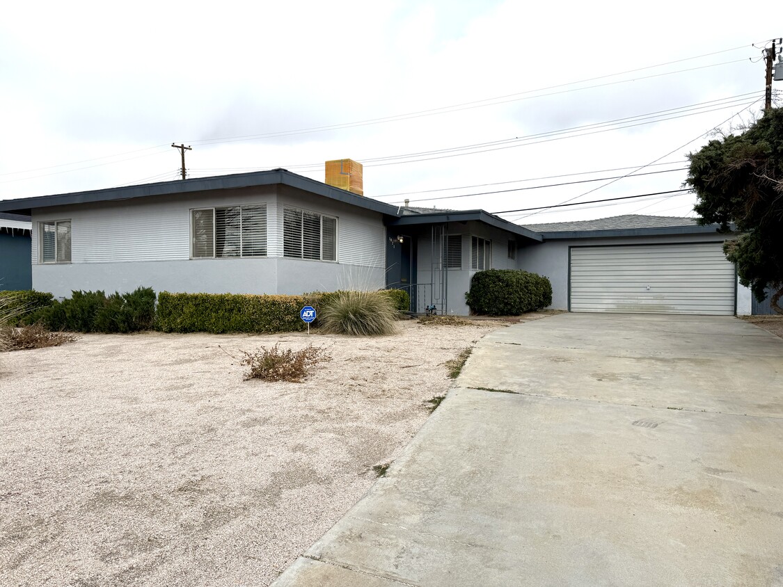 Foto principal - 1021 W Ave J
