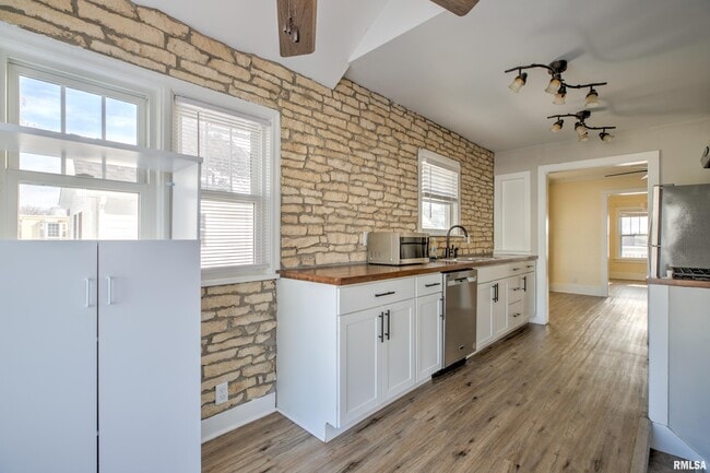 Building Photo - 1335 E Seiberling Ave