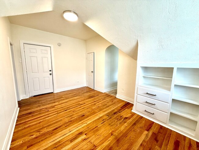 Foto del edificio - Unique Top floor Studio Apartment in Eclectic Capitol Hill House! Available Now!