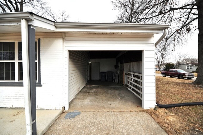 Building Photo - Freshly updated 3 Bedroom Home with a Full...