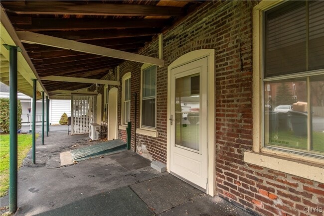 Building Photo - 25 College St