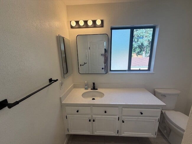 Foto del edificio - Renovated 2-Bedroom Condo in Martinez