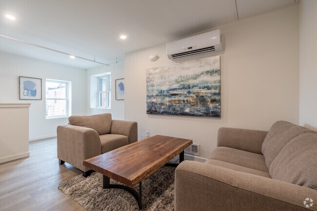 Salón - 92 E Forest Ave