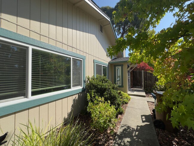 Building Photo - Single Story townhome, water/sewer paid by...