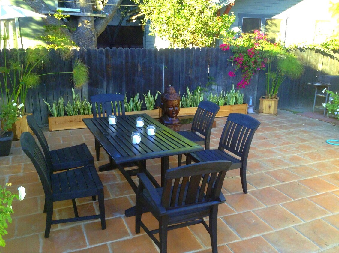 Building Photo - 927 N Hobart Blvd