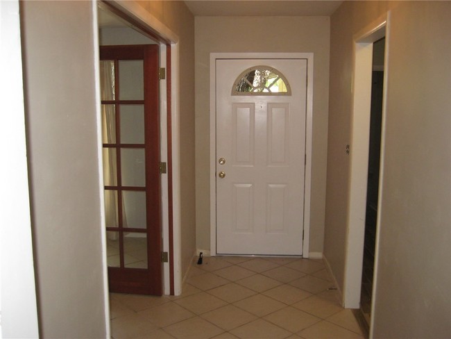 Building Photo - 2007 Oakglen Dr