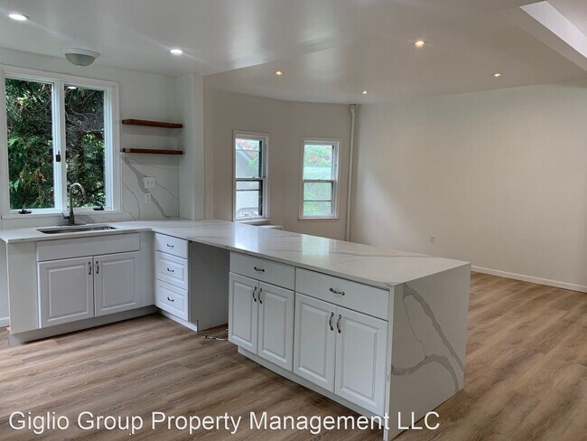 Foto del edificio - 4 br, 1.5 bath House - 220 Clark Ave