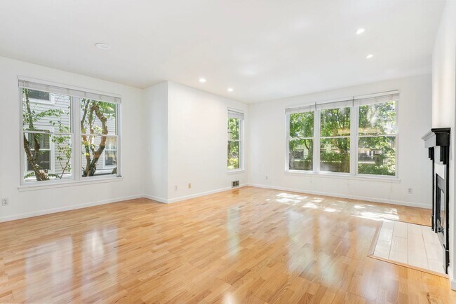 Foto del edificio - Riverplace Condominiums - 1 bed/1 bath corner unit w/parking/storage/balcony/fireplace