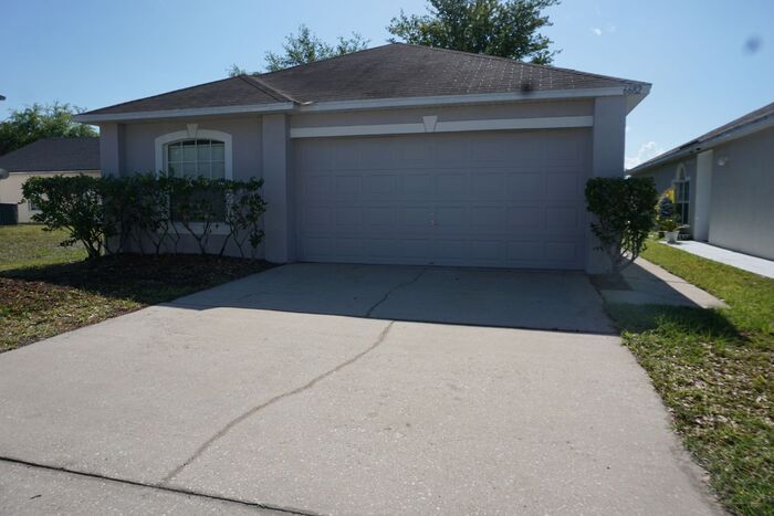 Foto principal - 3 Bedroom Home with Garage