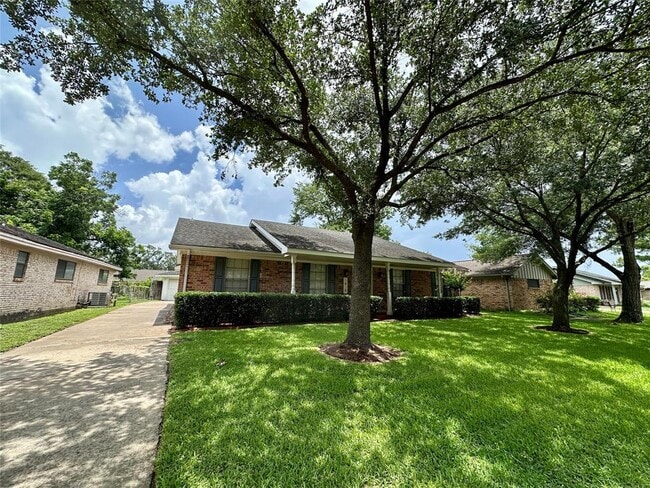 Building Photo - 5818 Birchmont Dr