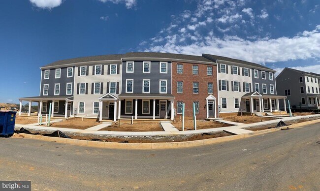 Building Photo - 858 Mapleton Ave