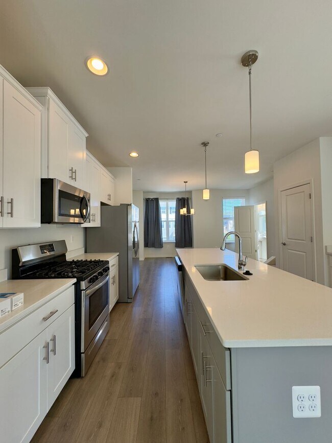 Building Photo - Charming 4 Bedroom/3.5 Bathroom in Essex, MD!