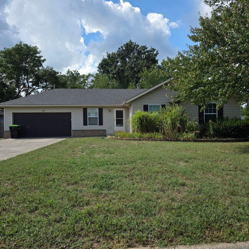 Foto principal - Great 3 bed 2 bath with a 2 car garage
