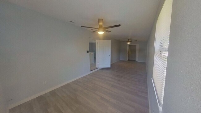 Building Photo - Freshly renovated 3/1