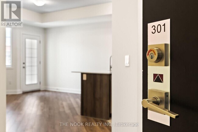 Photo du bâtiment - 50-350 Lakebreeze Dr