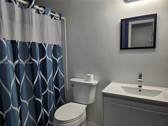 Building Photo - 842 Banks Rd