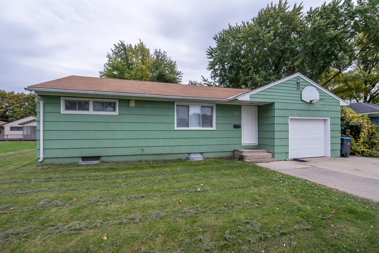 Primary Photo - 1211 Highland Ave