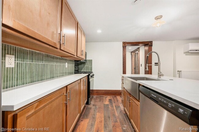 Building Photo - 701 W Canfield St