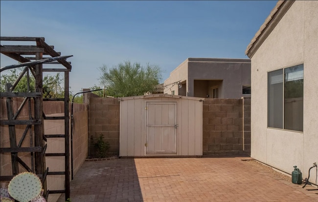 Building Photo - *AVAILABLE NOW* Gorgeous 3 bed/2 bath home in private gated Tanque Verde community!!!