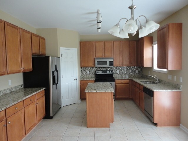 Foto del edificio - 210 Goldfinch Ct