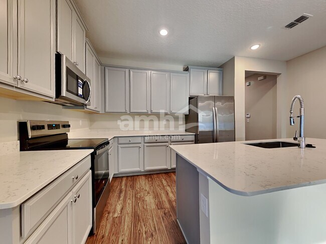 Foto del edificio - 300 Anastasia Park Rd