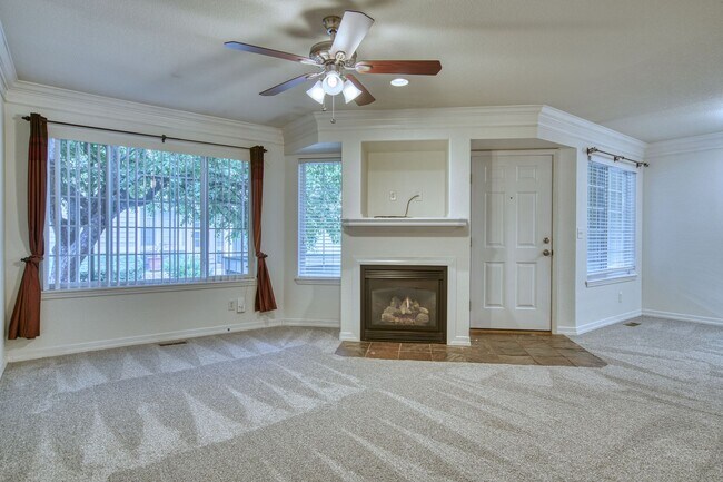 Building Photo - Beautiful Quail Crossing Townhome – Walk t...