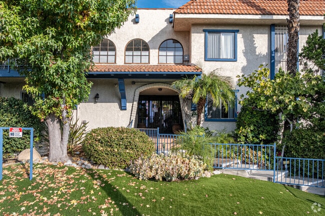 Entrada - Harmony Court Apartments