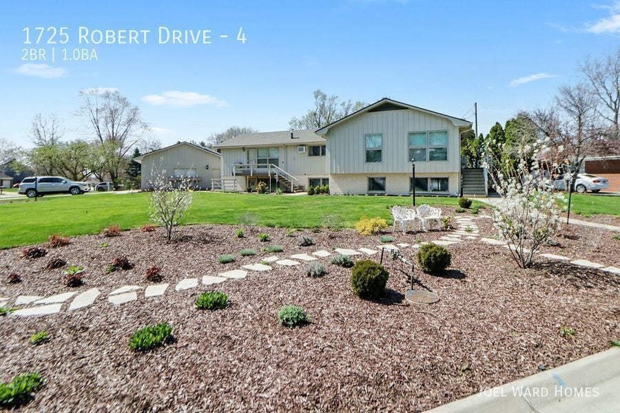 Primary Photo - Two Bedroom Apt with Pool and Garage