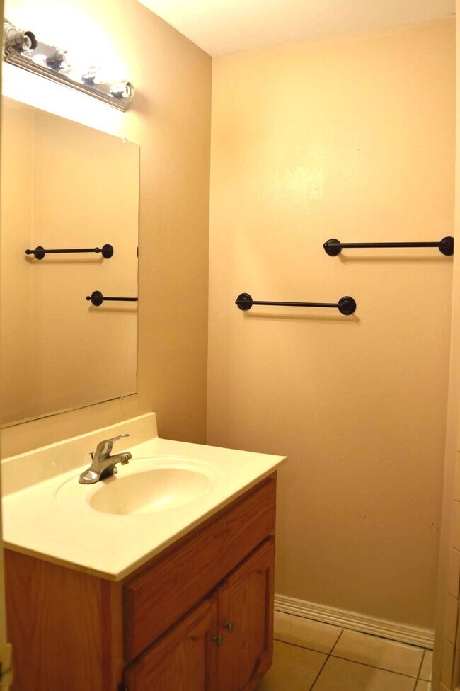 Foto del edificio - 715 S Dfw Dr