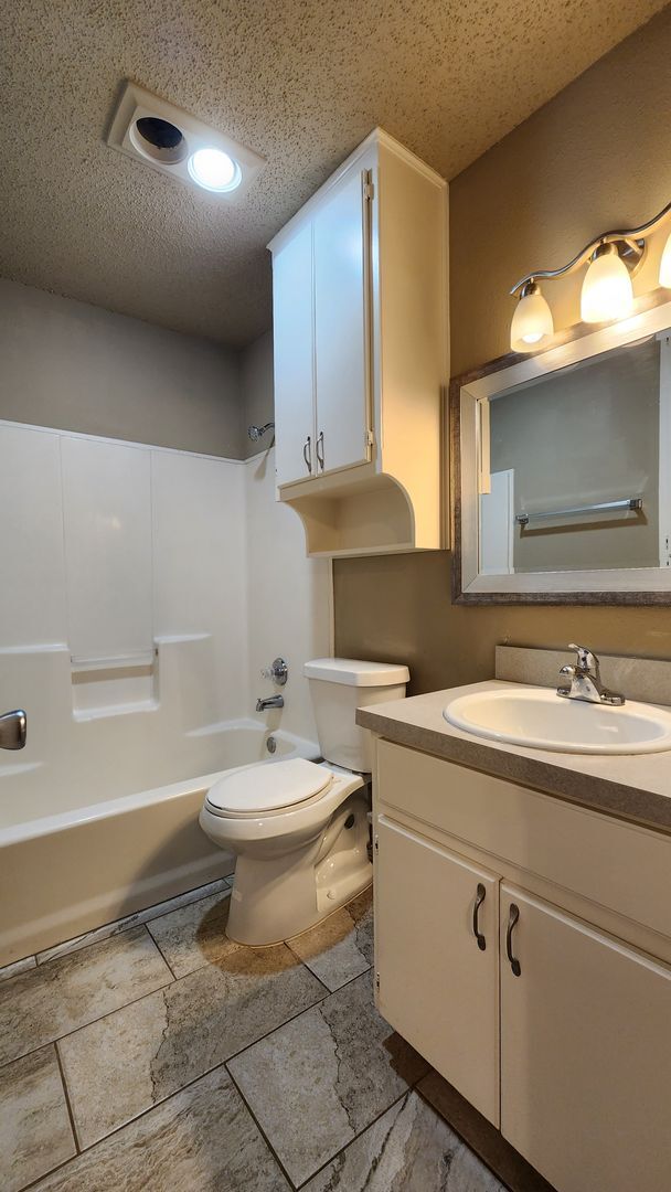 Foto del edificio - FOR LEASE - 2/2/1  - NORTH LUBBOCK