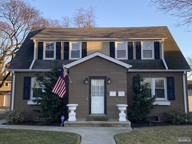 Foto principal - 216 Riverside Ave