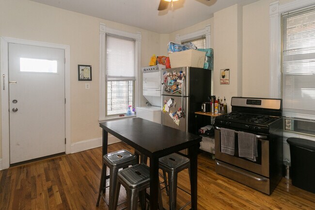 Foto del edificio - 2137 N Sheffield Ave