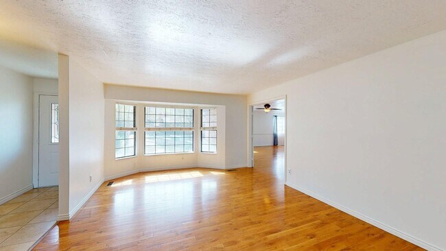 Foto del edificio - Freshly Updated Gem in Desirable East Side Sandy