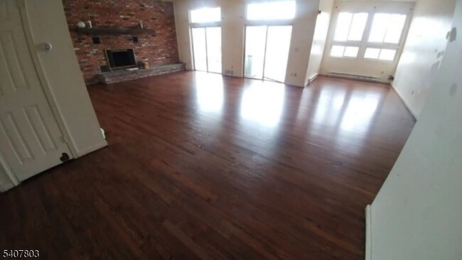 Building Photo - 304 Lake Shore S