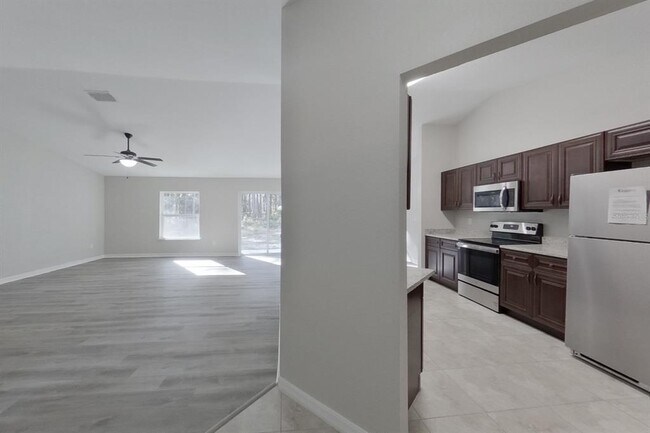 Building Photo - 820 Marion Oaks Manor