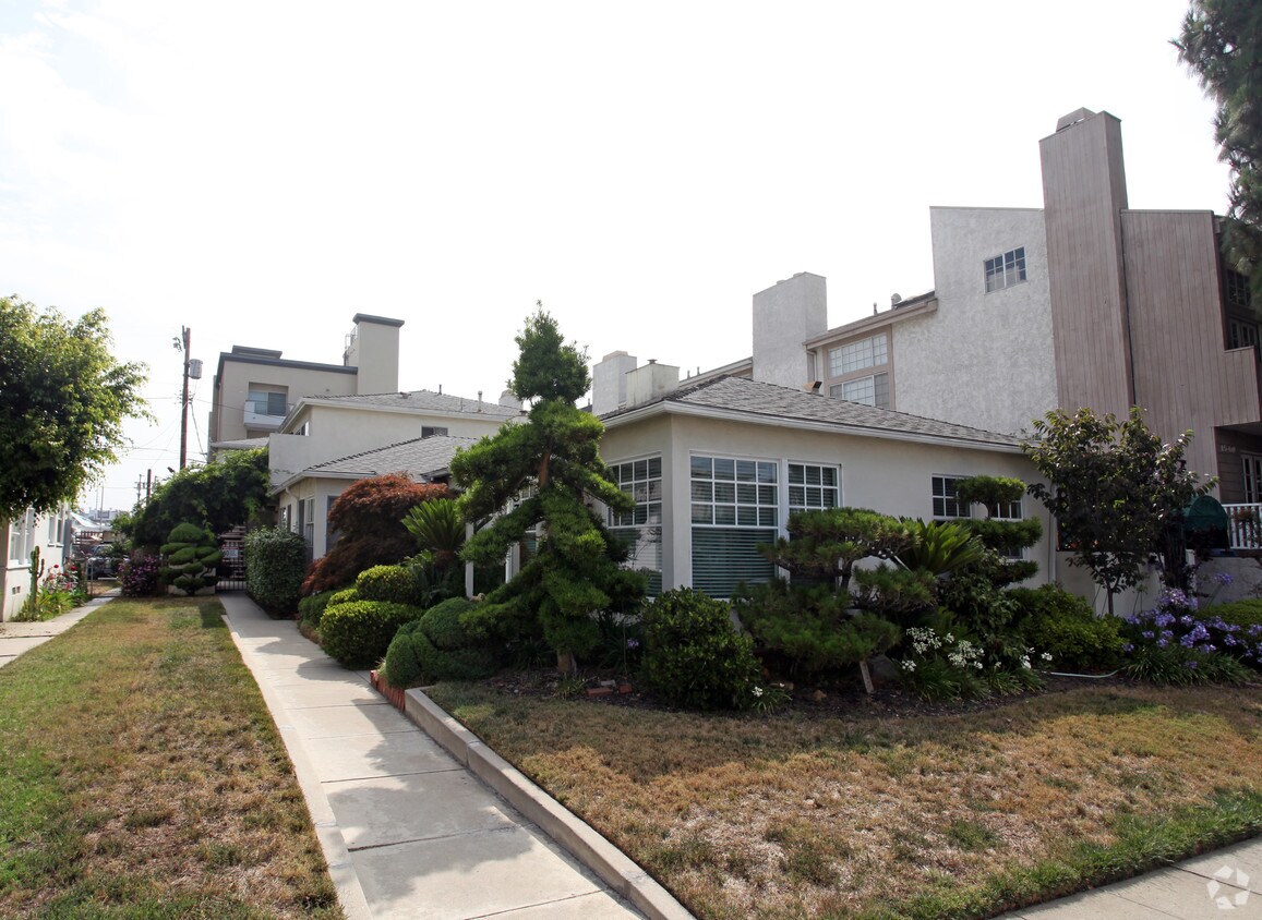 Primary Photo - 1532 Armacost Ave