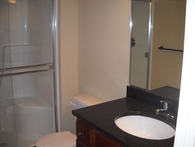 Building Photo - 2 Bedroom 2.5 Bath Townhouse