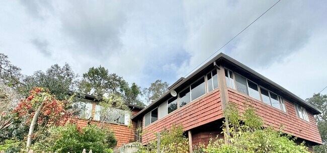 Building Photo - 220 Grandview Ave