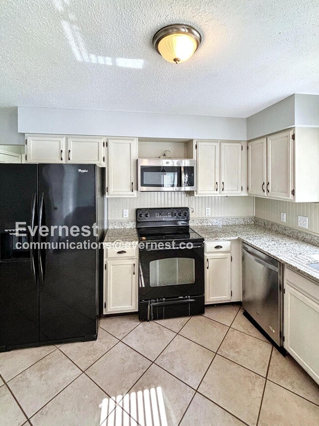 Building Photo - Lovely 4-Bedroom Home with Garage / Pet-Fr...