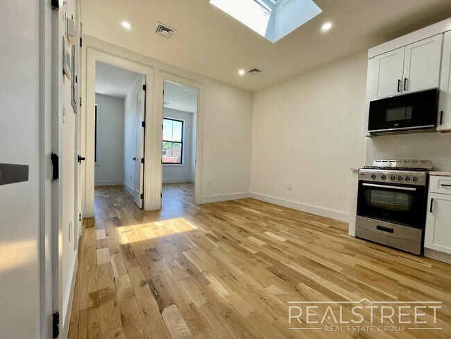 Foto del edificio - Stunnging NEW 4 Bed floor trhu in Bed Stuy/Ocean Hill with in unit W/D!