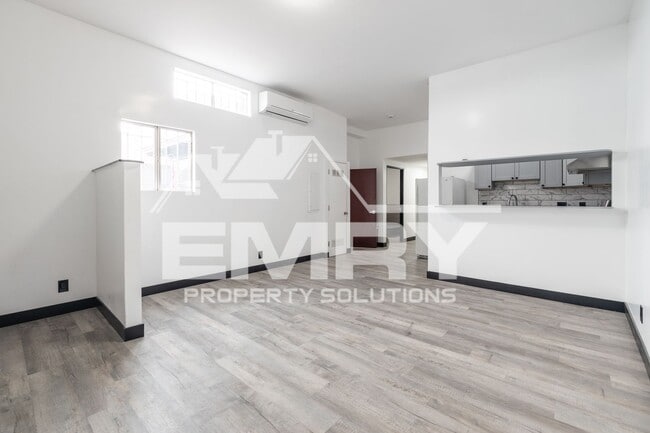 Building Photo - 942 S Gerhart Ave