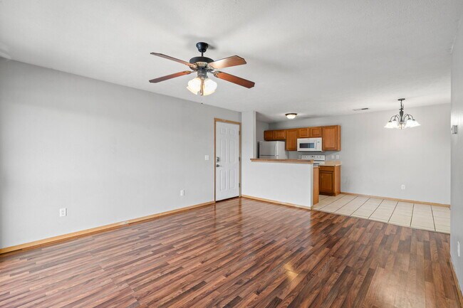 Building Photo - 815 W Warren Ave
