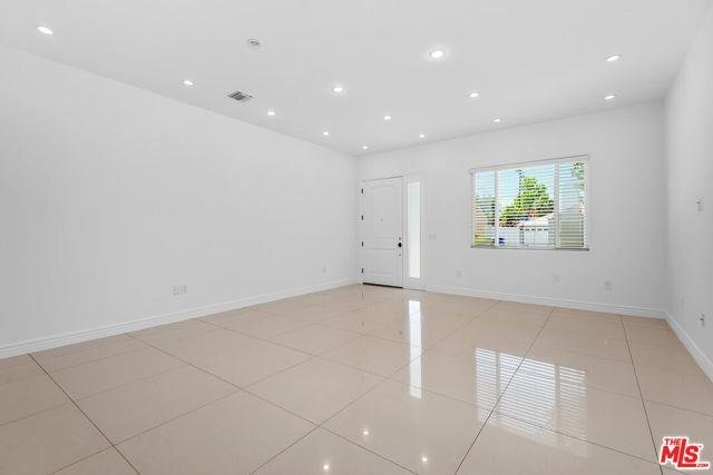 Foto del edificio - 5736 Newcastle Avenue, Los Angeles, CA 913...