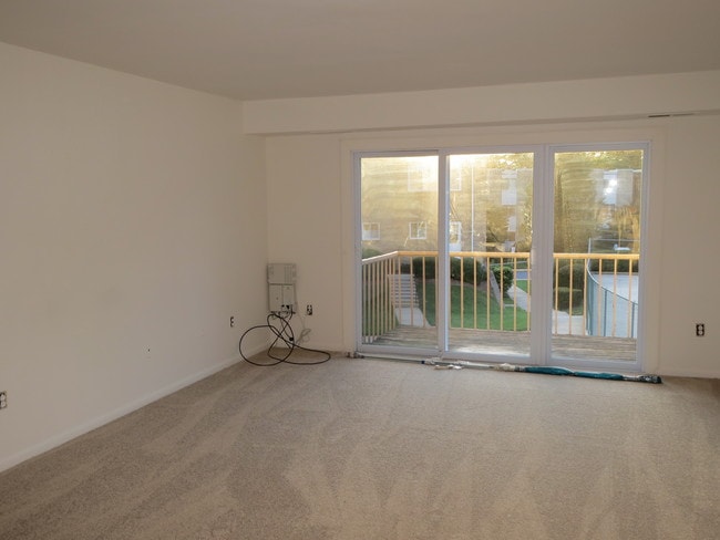 Spacious Living Room - 3127 University Blvd W