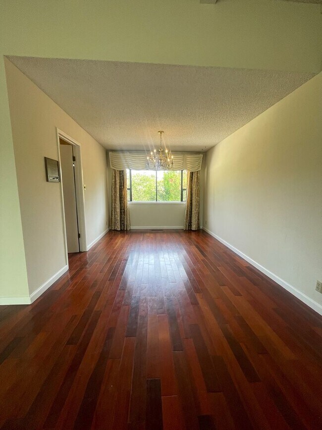 Foto del edificio - Recent Rent Decrease! This is a steal for ...