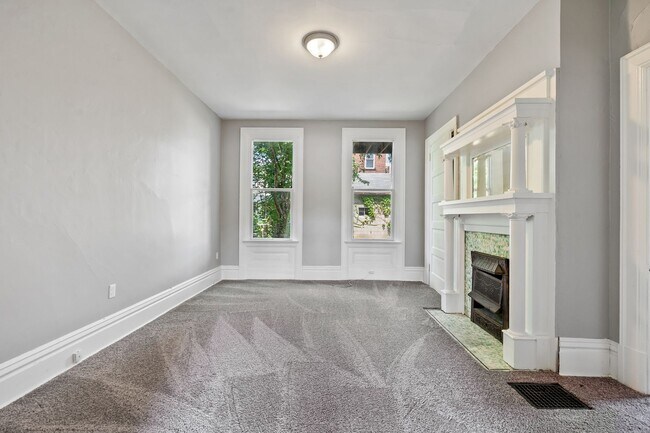 Foto del edificio - Huge 4 Bedroom with Fenced Yard on Quiet Street