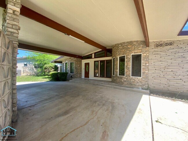 Foto del edificio - Gorgeous gem! 4 bed/2 bath single-story ho...