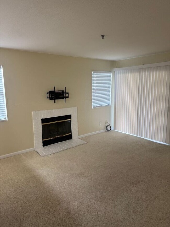 Building Photo - Nice 2 Bedroom 2 Bath Condo