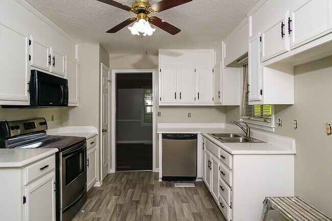 Building Photo - Fantastic 4 Bedroom Home